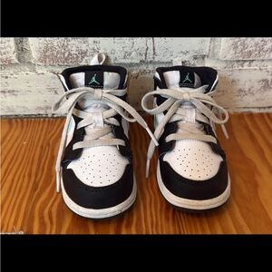 Jordan Kids Black, White & Teal Low-Top Sneakers